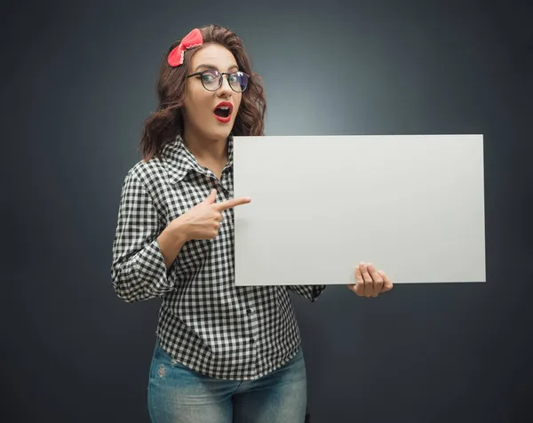 Mujeres Sosteniendo Tablero Blanco Sobre Gris Oscuro Fondo Negro Chica — Foto de Stock