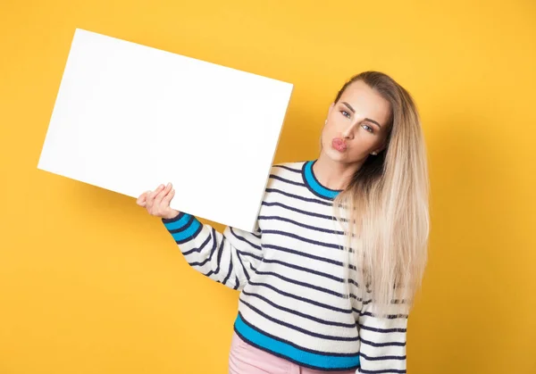 Junge Frauen Mit Weißer Sprechblase Isoliert Auf Gelbem Hintergrund Promotermädchen — Stockfoto