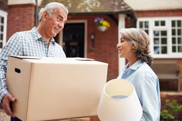 Retrato Pareja Madura Que Lleva Las Cajas Día Movimiento Delante —  Fotos de Stock