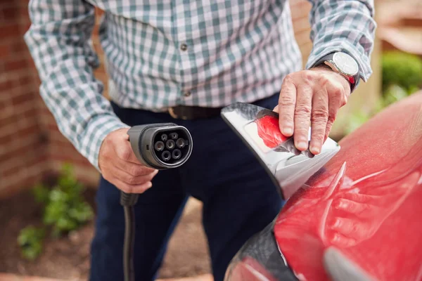 Evdeki Çevre dostu Sıfır Emisyonlu Elektrikli Araca Yükleme Kablosu