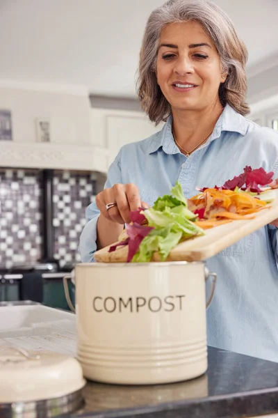 Mujer Madura Cocina Haciendo Compost Raspando Las Sobras Verduras Papelera — Foto de Stock
