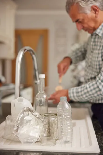 Uomo Maturo Casa Cucina Lavaggio Usato Imballaggio Prima Riciclare — Foto Stock