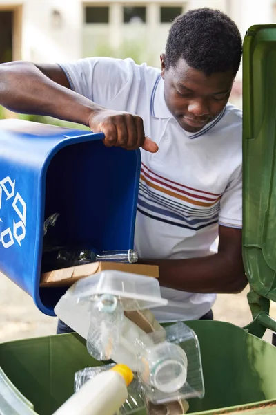 Joven Vaciando Reciclaje Del Hogar Una Papelera Verde — Foto de Stock