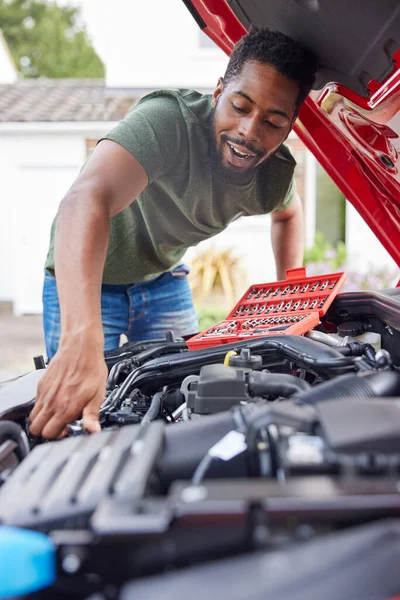 Homem Que Trabalha Sob Capa Motor Fixação Carro Com Chave — Fotografia de Stock