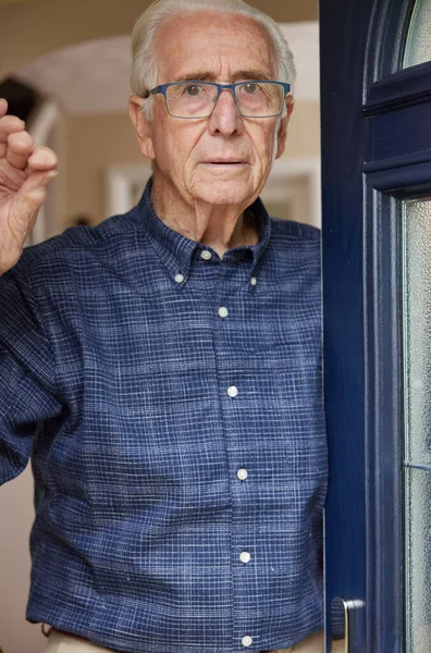 Retrato Homem Idoso Ansioso Casa Olhando Para Fora Porta Frente — Fotografia de Stock