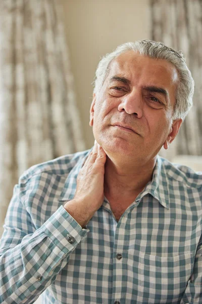 Volwassen Man Thuis Lijden Aan Spierpijn Pijn Nek — Stockfoto
