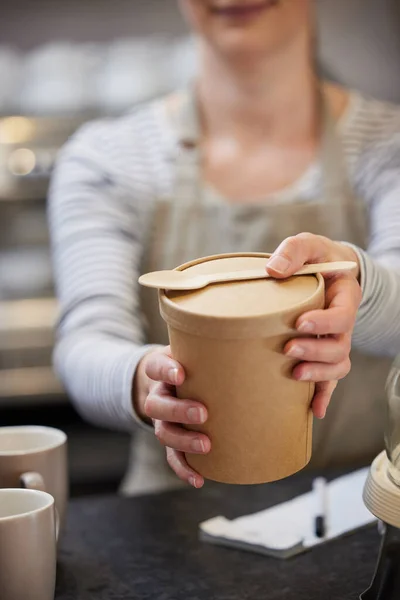 Primo Piano Operaia Donna Nel Caffè Che Serve Pasto Imballaggio — Foto Stock