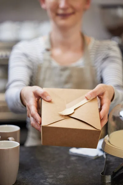 Close Female Worker Cafe Serving Meal Sustainable Recyclable Packaging Wooden — Stock fotografie