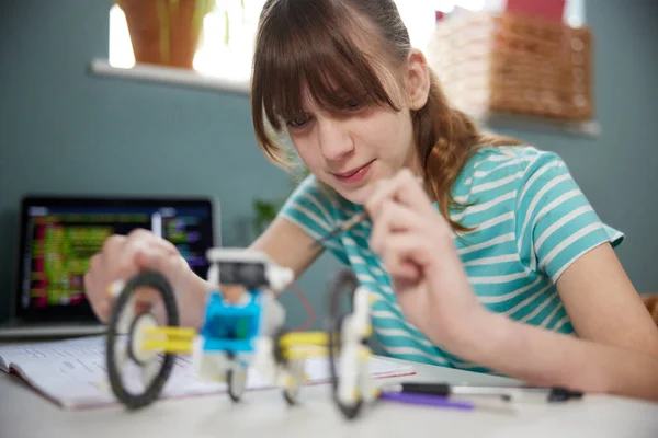 10代の女の子が自宅でベッドルームでソーラーパワーロボットを構築 — ストック写真