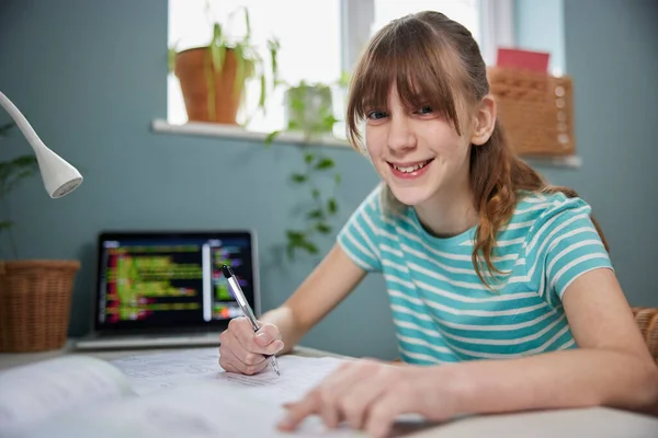 10代の女の子の肖像 ベッドルームのデスクで宿題をする — ストック写真