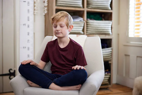 Menino Pacífico Meditando Sentado Cadeira Quarto Casa — Fotografia de Stock