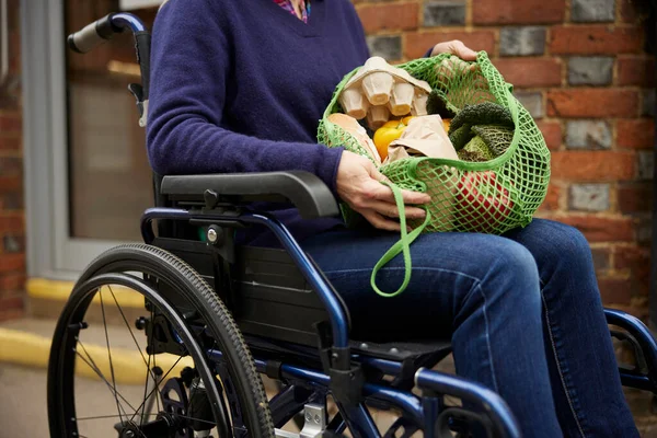 Nahaufnahme Einer Frau Rollstuhl Die Nachhaltiger Tüte Einkauft — Stockfoto
