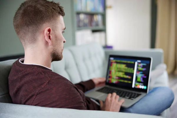 Vista Trasera Del Joven Relajante Sofá Trabajo Desde Casa Ordenador — Foto de Stock