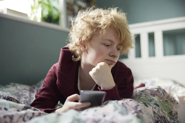 Ongelukkig Tienermeisje Liggend Bed Thuis Opnemen Mobiele Telefoon Wordt Gepest — Stockfoto