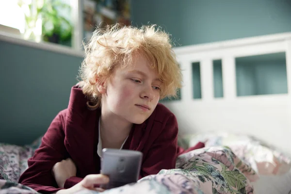 Ongelukkig Tienermeisje Liggend Bed Thuis Opnemen Mobiele Telefoon Wordt Gepest — Stockfoto