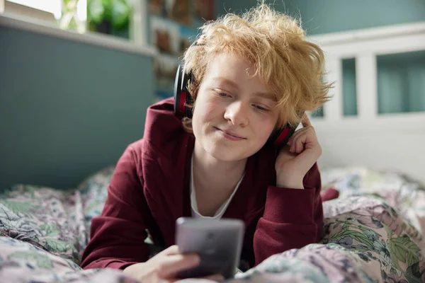 Adolescenta Care Poartă Căști Fără Fir Ascultă Muzică Aburind Telefonul — Fotografie, imagine de stoc
