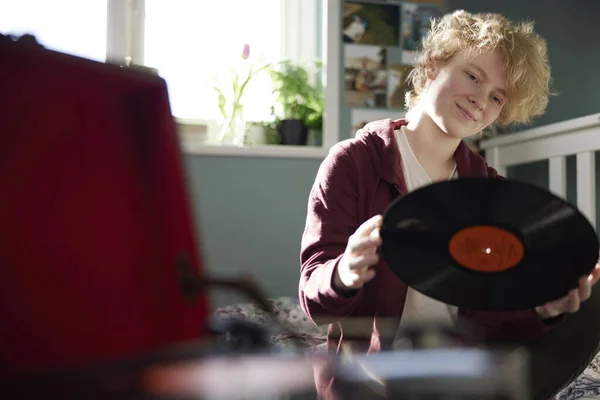 Chica Adolescente Tocando Discos Vinilo Reproductor Discos Casa Dormitorio — Foto de Stock