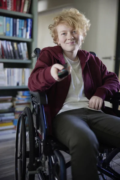 Tekerlekli Sandalyedeki Genç Kız Film Film Izlemekten Zevk Alıyor — Stok fotoğraf
