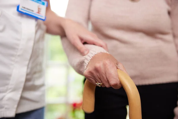 Zbliżenie Seniorem Kobieta Rękami Chodzenie Kij Pomaga Opiekunka — Zdjęcie stockowe