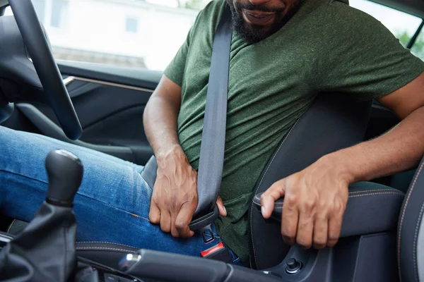 Close Motorista Masculino Cinto Segurança Fixação Carro Antes Iniciar Viagem — Fotografia de Stock