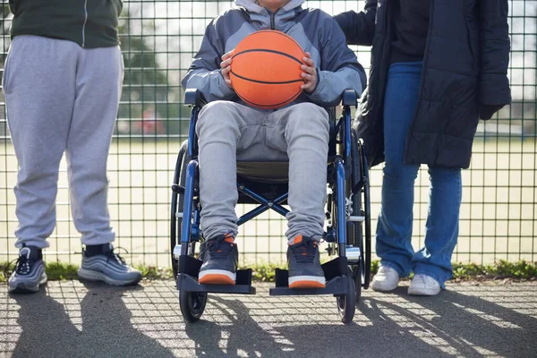 Arkadaşlarıyla Birlikte Parkta Basketbol Oynayan Tekerlekli Sandalyedeki Genç Kızın Yakın — Stok fotoğraf
