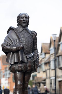 Warwickshire İngiltere 'de, Stratford' daki Henley Sokağı 'nda oyun yazarı William Shakespeare' in heykeli