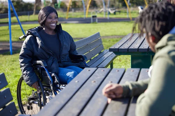 Teenagermädchen Rollstuhl Hängen Park Herum Und Reden Und Lachen Mit — Stockfoto
