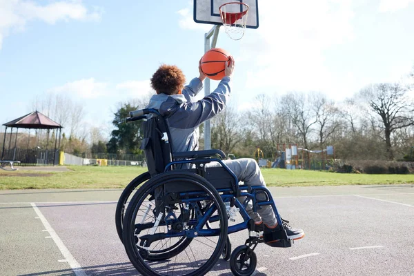 Tekerlekli Sandalyedeki Genç Kız Parkta Basketbol Oynuyor — Stok fotoğraf