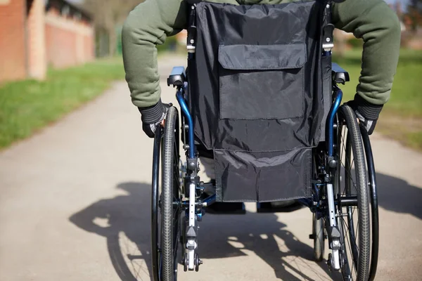 Park Tekerlekli Sandalyede Koruyucu Eldiven Giyen Ergen Çocuğun Yakın Çekimi — Stok fotoğraf