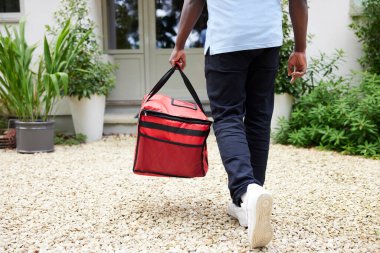 Gig Economy Driver 'ın çevrimiçi yemek siparişini eve ulaştırma görüntüsünü kapat