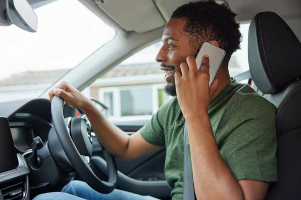 Άνθρωπος Που Μιλάει Στο Κινητό Τηλέφωνο Κατά Την Οδήγηση Αυτοκινήτου — Φωτογραφία Αρχείου