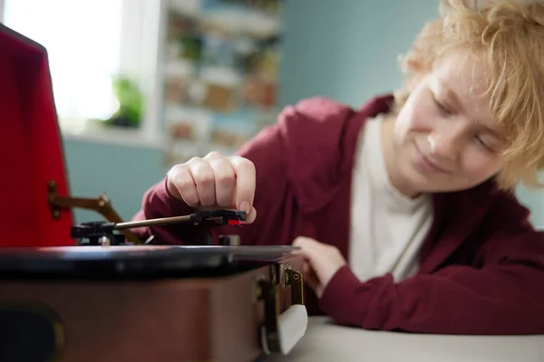 Chica Adolescente Tocando Discos Vinilo Reproductor Discos Casa Dormitorio — Foto de Stock