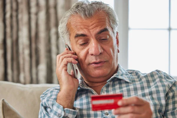 Homme Mûr Maison Donnant Des Détails Carte Crédit Sur Téléphone — Photo