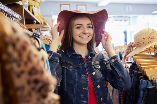 Молода Жінка Купує Сталий Одяг Другої Руки Благодійний Магазин Намагається — стокове фото