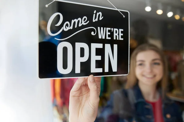 Lächelnde Inhaberin Eines Kleinunternehmens Dreht Runde Und Öffnet Schild Schaufenster — Stockfoto