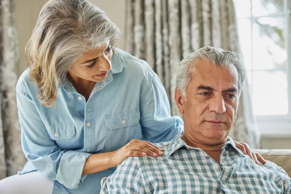 Donna Matura Confortante Uomo Con Depressione Casa — Foto Stock