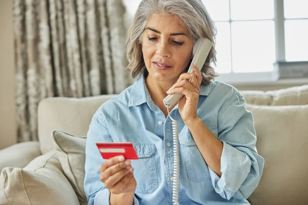 Зріла Жінка Вдома Дає Реквізити Кредитної Картки Телефоні — стокове фото