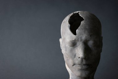 Akıl Sağlığı Konsepti Kafatasında çatlak olan kafa modelini gösteriyor 