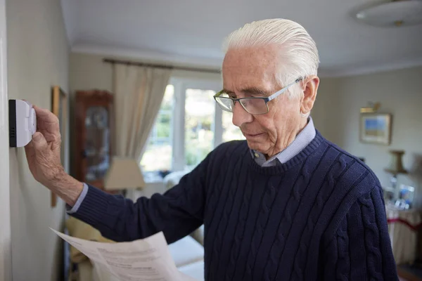 Homme Âgé Inquiet Avec Bill Désactivant Thermostat Chauffage Central Maison — Photo