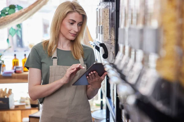 Žena Majitel Udržitelného Plastu Volný Obchod Potravinami Checking Stock Regálech — Stock fotografie