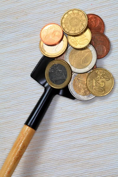 COINS ON A SHOVEL. — Stock Photo, Image