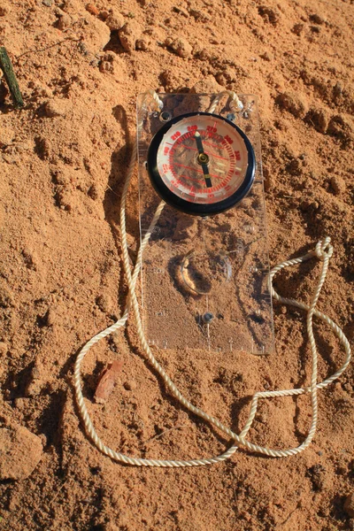 Bússola na areia. — Fotografia de Stock