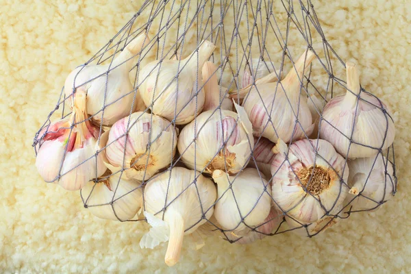 Knoblauch im Gitter. — Stockfoto