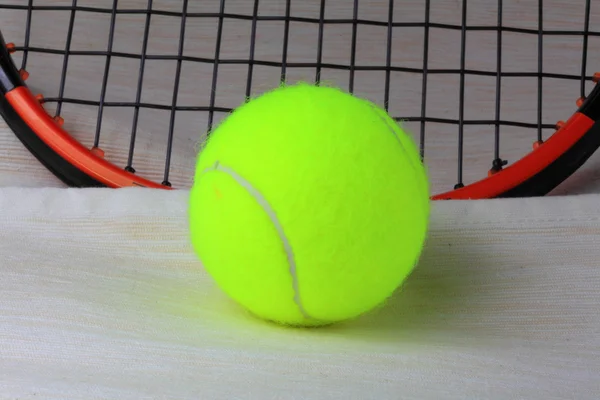 La pelota, raqueta de tenis . — Foto de Stock