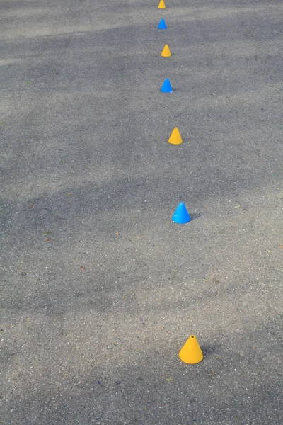 kaldırım üzerindeki fişlere.