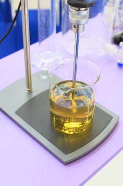 bir bardak ve bir mikser.