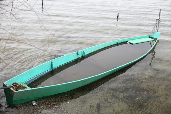 Зеленая лодка . — стоковое фото