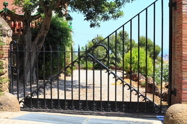 Gates dövülmüş.