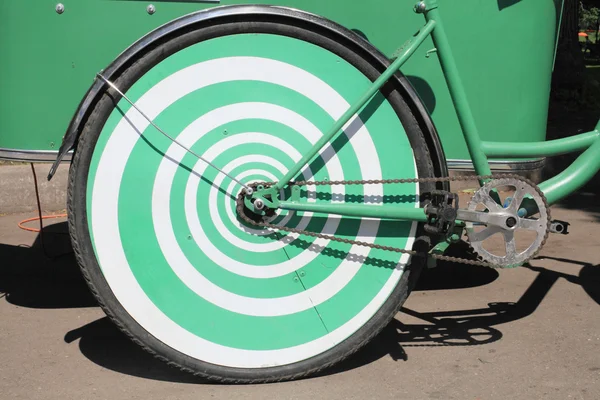 方向盘后方自行车绿色. 免版税图库图片