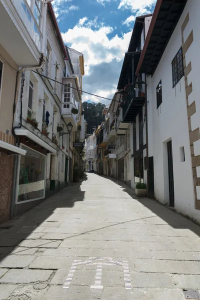 Узкая улица Понтедеуме, Галисия, Испания — стоковое фото